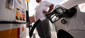 En otros países la gasolina ya bajó su precio y en España sigue igual.