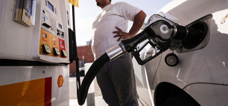 En otros países la gasolina ya bajó su precio y en España sigue igual.