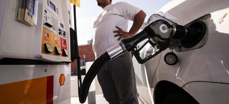 En otros países la gasolina ya bajó su precio y en España sigue igual.