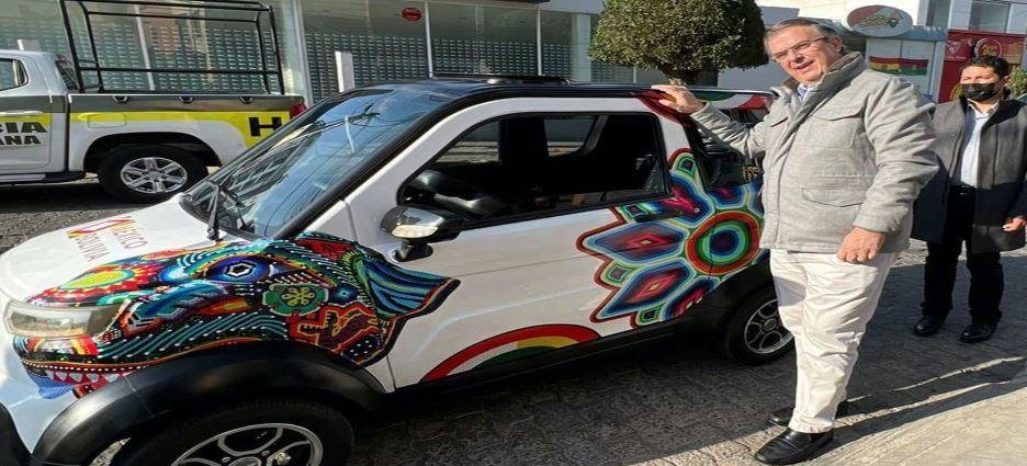 Marcelo Ebrard condujo un auto eléctrico boliviano Marcelo Ebrard condujo un auto eléctrico boliviano