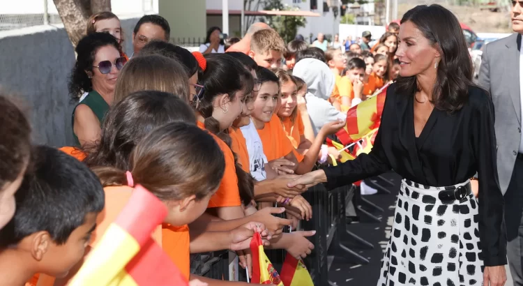 Reina Letizia visita La Palma de “medio luto” por la muerte de Isabel II