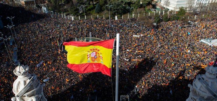 Miles de personas se manifestaron contra el Gobierno de Sánchez en Madrid