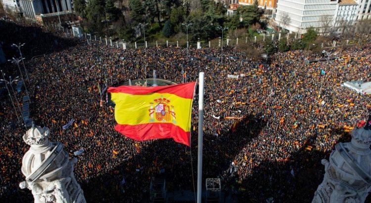 Miles de personas se manifestaron contra el Gobierno de Sánchez en Madrid