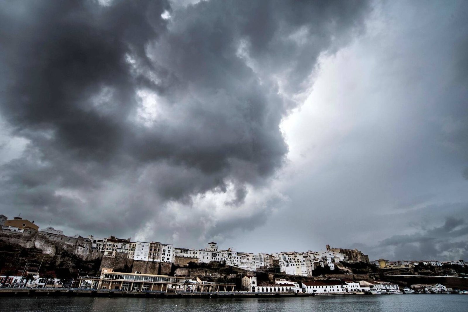 Alerta Meteorológica: DANA histórica se cierne sobre la costa Mediterránea