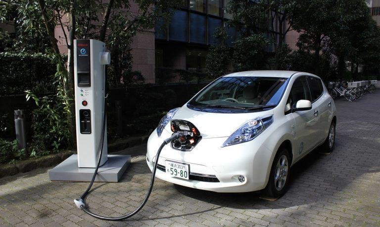 España se sitúa séptima entre los países más costosos para cargar coches eléctricos en Europa