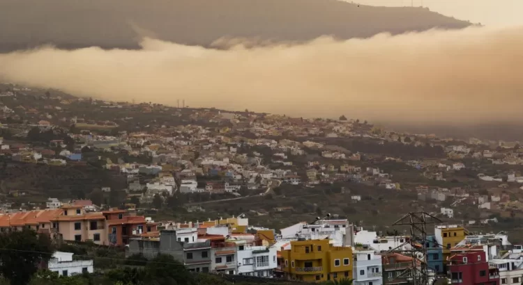 Vecinos evacuados en Tenerife regresarán a sus casas mientras se controla el incendio