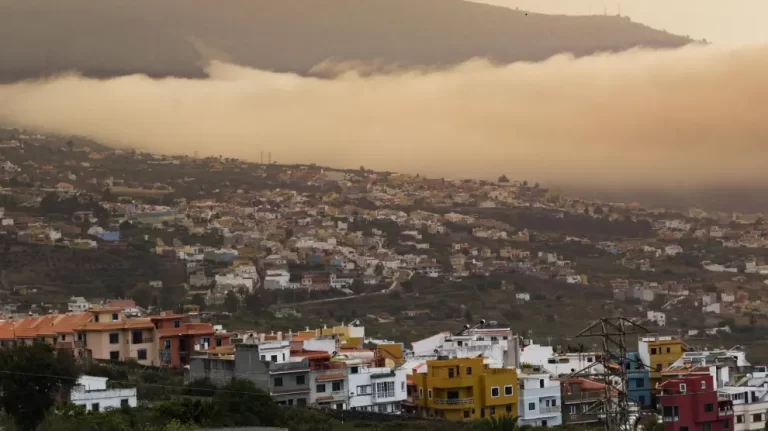 Vecinos evacuados en Tenerife regresarán a sus casas mientras se controla el incendio