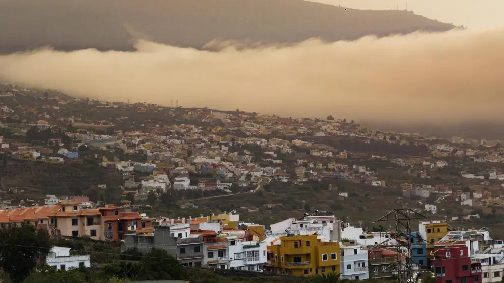 Vecinos evacuados en Tenerife regresarán a sus casas mientras se controla el incendio