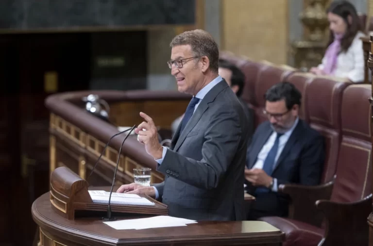 Alberto Núñez Feijóo acusa a Pedro Sánchez de "escapar" y "no decir la verdad" en el debate de investiduraFeijóo acusó a Sánchez de evitar intervenir en el debate para "escapar" y "no decir la verdad". Según Feijóo, el silencio de Sánchez en esta sesión parlamentaria habría validado la pena, ya que todos los participantes se habrían "retratado" tanto con sus palabras como con sus omisiones. El líder del PP criticó que Sánchez no se presentara en la tribuna, argumentando que no podría defender lo que había defendido ante el pueblo español hace dos meses. Feijóo también recriminó al secretario general del PSOE por su supuesta falta de transparencia en las negociaciones con los independentistas y cuestionó las exigencias y la financiación ideológica de dichas conversaciones. Feijóo concluyó la sesión de investidura destacando la existencia de un "proyecto alternativo" en España y prometió defender la integridad política y personal, así como los principios del PP. El candidato a la Presidencia aseguró que el PP votaría de acuerdo con sus principios y su programa electoral, destacando que habían ganado las elecciones de manera legítima y que no permitirían que se borrara el resultado electoral ni que se silenciara a más de ocho millones de votantes.