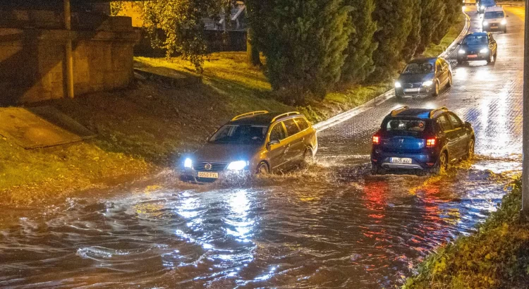 Alerta meteorológica en España debido a la formación de una DANA con lluvias intensas y tormentas.