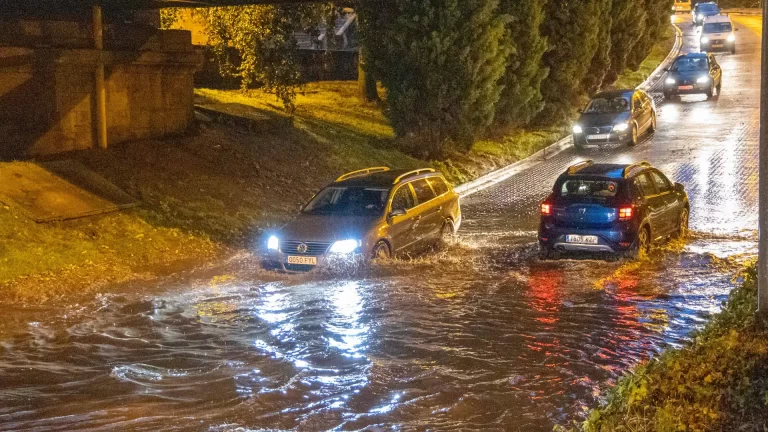 Alerta meteorológica en España debido a la formación de una DANA con lluvias intensas y tormentas.
