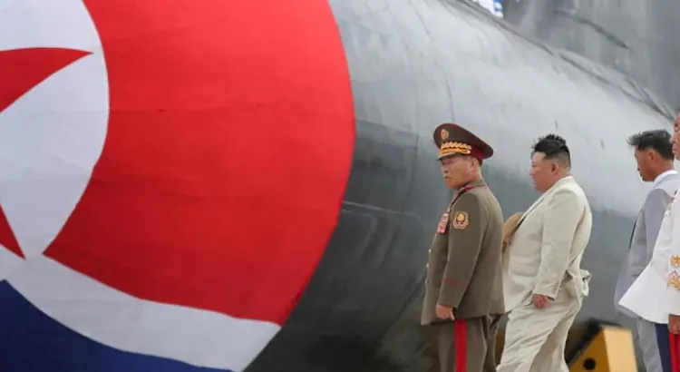 Corea del Norte dispone de una de las flotas de submarinos más importantes en el mundo, con entre 64 y 86 naves de este tipo. Corea del Norte.- Corea del Norte anunció este viernes que terminó la construcción de un nuevo «submarino nuclear táctico de ataque», un arma destinada a reforzar su fuerza naval, aunque el ejército surcoreano dijo que la embarcación podría no estar operativa. Este nuevo submarino fue presentado durante una ceremonia presidida por el líder norcoreano Kim Jong-un, quien afirmó que la embarcación forma parte de la «evolución del arsenal nuclear de la marina», informó la agencia estatal norcoreana KCNA. Las imágenes difundidas por los medios estatales muestran a Kim, vestido con un traje ligero y un sombrero a juego, dirigiéndose a marineros en uniforme blanco junto al submarino, cuya proa está decorada con la bandera norcoreana. El lanzamiento del submarino número 841, llamado «Hero Kim Kun Ok», marca «un nuevo capítulo en el fortalecimiento de las fuerzas navales» del país, según la agencia estatal. El líder norcoreano declaró que la nave «cumplirá su misión de combate» y será «uno de los principales medios ofensivos submarinos de las fuerzas navales» nacionales, según la misma fuente. Corea del Norte transformará sus submarinos existentes en buques de combate equipados con armas nucleares, declaró. Durante la ceremonia con confeti y globos, el líder norcoreano mencionó el «plan estratégico y táctico para continuar fortaleciendo la modernización de las fuerzas submarinas y de superficie, así como el avance del armamento nuclear de la marina en el futuro», según KCNA. Acompañado de militares vestidos con uniformes inmaculados y luciendo numerosas medallas, Kim inspeccionó el submarino que se estaba preparando para realizar una incursión de prueba. Según KCNA, insistió en «la necesidad» de equipar a los submarinos y otras embarcaciones de la marina «con armas nucleares tácticas». Sin embargo, el ejército surcoreano dijo que las afirmaciones de Pyongyang no deben ser tomadas al pie de la letra. «Nuestra evaluación inicial es que [el submarino] no parece estar operativo», afirmaron los jefes de Estado Mayor Conjunto. El aislado país ha realizado numerosas pruebas de armamento este año. En agosto, fracasó en su segundo intento de poner en órbita un satélite espía. En respuesta a estas pruebas, Corea del Sur y Estados Unidos fortalecieron su cooperación en defensa, llevando a cabo ejercicios militares conjuntos. Según el centro de reflexión Iniciativa de Amenaza Nuclear, con sede en Estados Unidos, Corea del Norte dispone de una de las flotas de submarinos más importantes en el mundo, con entre 64 y 86 naves de este tipo. Sin embargo, los expertos dudan de que todos estén operativos debido a la edad de los buques. En 2019, los medios estatales mostraron a Kim Jong-un inspeccionando un submarino que nunca antes había sido visto. «Se trata del mismo submarino, aunque profundamente modificado», estimó Joseph Dempsey, investigador del Instituto Internacional de Estudios Estratégicos, en X. Ankit Panda, analista que trabaja en Estados Unidos, agregó que las capacidades del nuevo submarino «no serán revolucionarias, pero aumentarán la complejidad de la amenaza nuclear planteada por Corea del Norte». Corea del Sur condenó la construcción del submarino. Kim In-ae, vocero adjunto del Ministerio de Unificación de Corea del Sur, dijo que Pyongyang «está desperdiciando sus escasos recursos en el desarrollo inútil de armas mientras ignora las dificultades de vida de su pueblo». Construye Corea del Norte un submarino nuclear