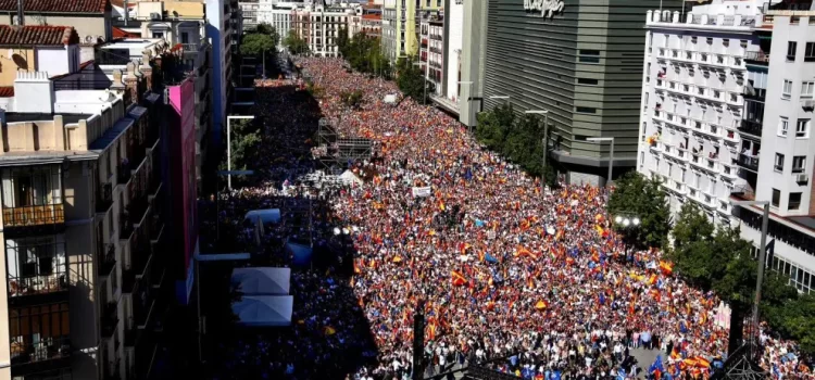 Multitudinaria protesta en Madrid contra la amnistía de Sánchez