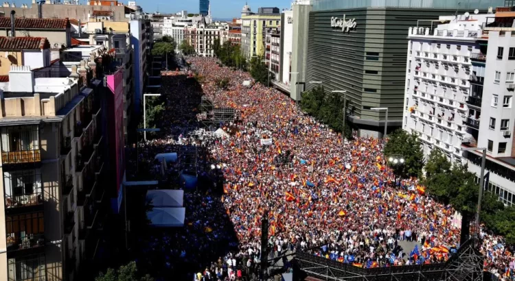 Multitudinaria protesta en Madrid contra la amnistía de Sánchez