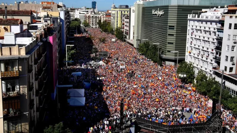 Multitudinaria protesta en Madrid contra la amnistía de Sánchez