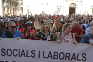 Protesta masiva en Barcelona contra suspensión de pluses de antigüedad en el Ayuntamiento