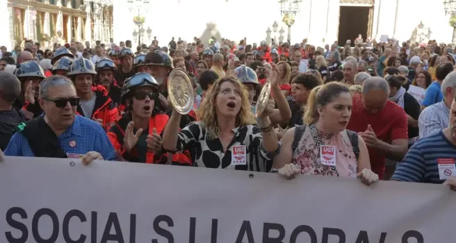 Protesta masiva en Barcelona contra suspensión de pluses de antigüedad en el Ayuntamiento