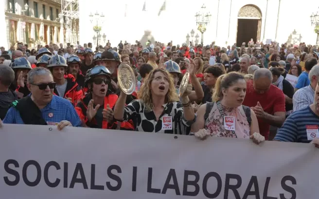 Protesta masiva en Barcelona contra suspensión de pluses de antigüedad en el Ayuntamiento