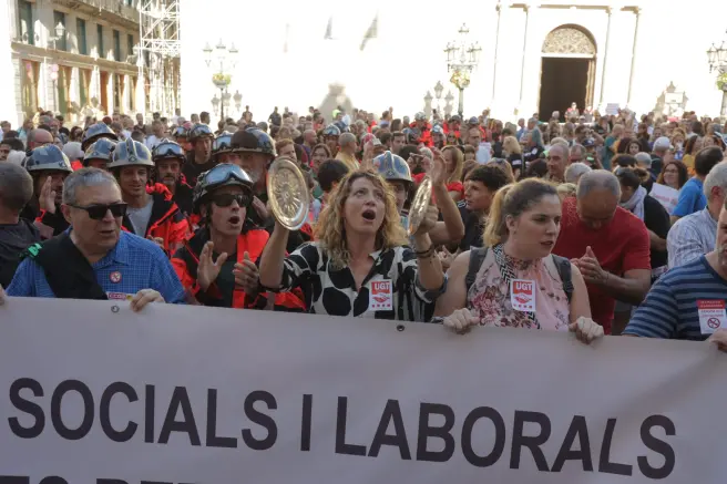 Protesta masiva en Barcelona contra suspensión de pluses de antigüedad en el Ayuntamiento