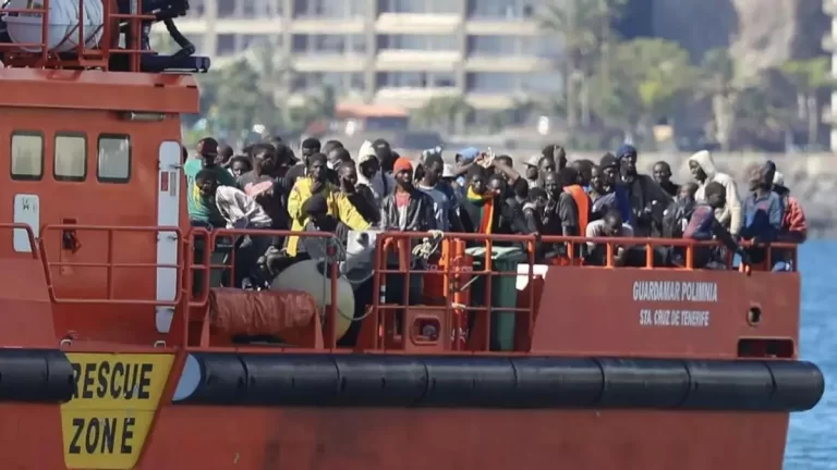 Salvamento Marítimo en Canarias: Más de 14,000 migrantes rescatados y la incertidumbre de recursos