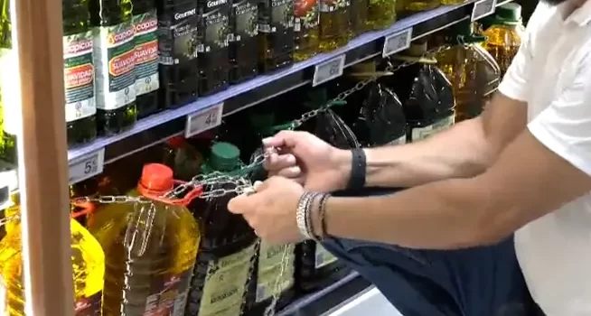 Supermercado encadena las garrafas de aceite tras una veintena de robos