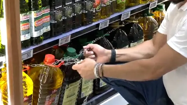 Supermercado encadena las garrafas de aceite tras una veintena de robos