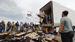 Agricultores franceses protestan contra el vino español y la crisis del sector, generando tensiones en la frontera con España