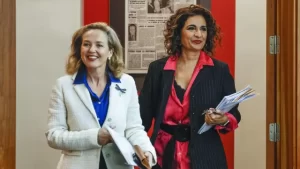 España enfrenta desafíos fiscales y políticos en medio de incertidumbre económica y tensiones en la UE.