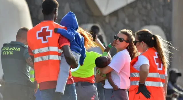 España enfrenta una llegada masiva de migrantes: más de 800 personas rescatadas en 24 horas