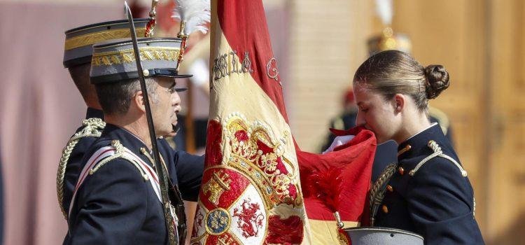 La Princesa Leonor jura bandera en la Academia General Militar de Zaragoza, marcando un hito histórico