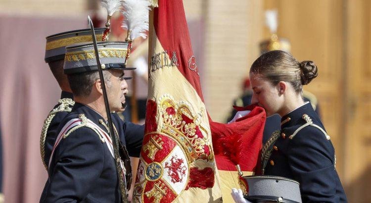 La Princesa Leonor jura bandera en la Academia General Militar de Zaragoza, marcando un hito histórico