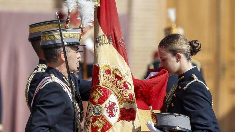 La Princesa Leonor jura bandera en la Academia General Militar de Zaragoza, marcando un hito histórico