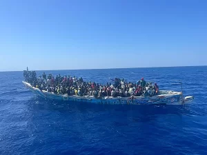 Llegan cuatro nuevas embarcaciones con migrantes a El Hierro, superando las 550 personas en las últimas 24 horas