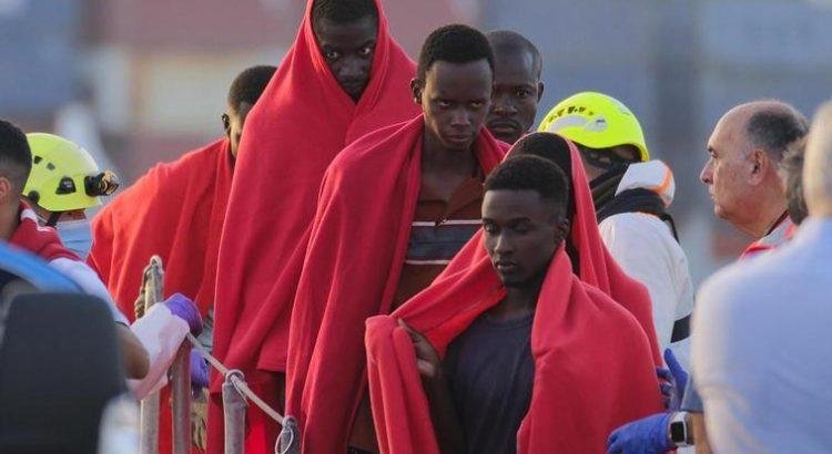 Ministro del Interior español viaja a Mauritania para abordar crisis migratoria en Canarias