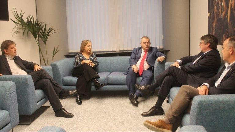 PSOE se reúne con Puigdemont en Bruselas y desata la ira del Partido Popular y Vox