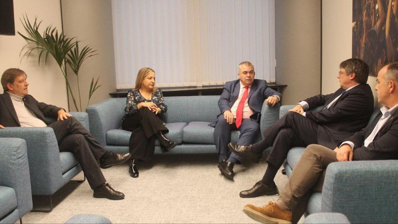 PSOE se reúne con Puigdemont en Bruselas y desata la ira del Partido Popular y Vox