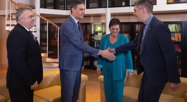 Pedro Sánchez se reúne con EH Bildu y Junts en la recta final de las negociaciones para la investidura