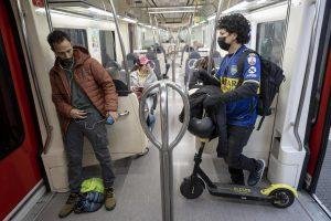 Prohibición indefinida de patinetes en transporte público de Barcelona: Controversia y protestas