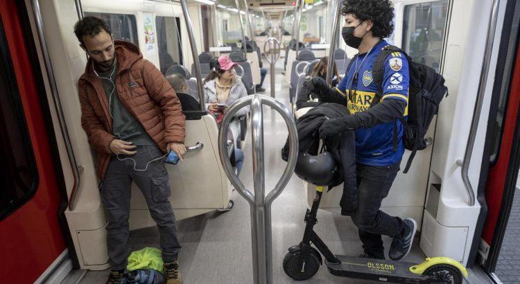 Prohibición indefinida de patinetes en transporte público de Barcelona: Controversia y protestas