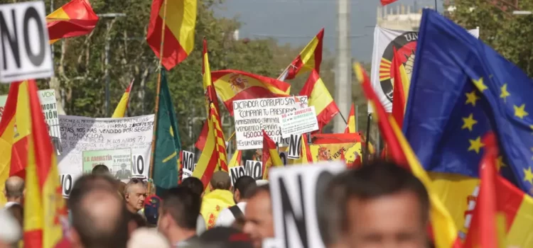 Protesta masiva en Barcelona: Ciudadanos españoles rechazan la amnistía propuesta por el Gobierno