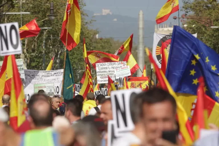 Protesta masiva en Barcelona: Ciudadanos españoles rechazan la amnistía propuesta por el Gobierno