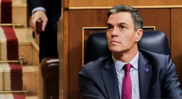 Sánchez formaliza acuerdo de coalición con Sumar mientras el reloj de la Constitución marca plazos para la investidura