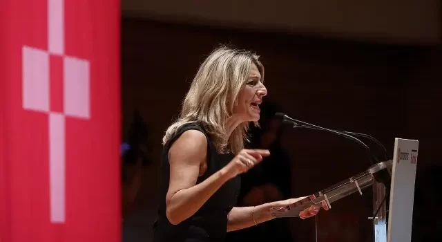 Sumar y PSOE negocian acuerdo de gobierno con enfoque en derechos laborales y sociales