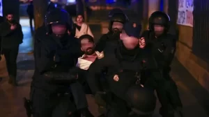 Desalojo policial en protesta contra la amnistía y la "herencia política del 78" frente al Congreso de los Diputados