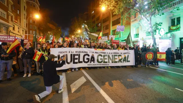 Protesta masiva contra la amnistía frente a la sede del PSOE en Madrid