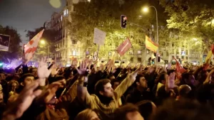 Protestas frente a la sede del PSOE tras la investidura de Pedro Sánchez