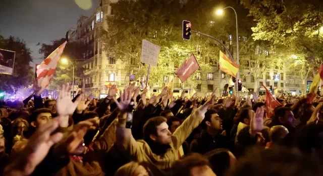 Protestas frente a la sede del PSOE tras la investidura de Pedro Sánchez