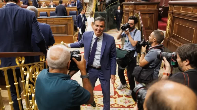 Sánchez enfrenta debate de investidura en medio de tensiones y protestas