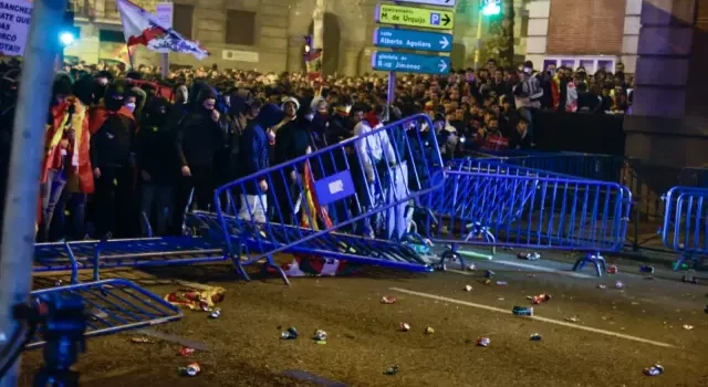 Noche de tensión en Ferraz: protestas y enfrentamientos en Madrid por decimocuarto día consecutivo