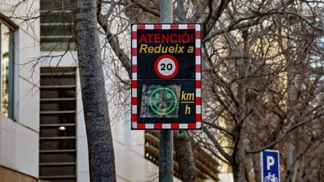 Barcelona implementa 28 radares pedagógicos para concienciar